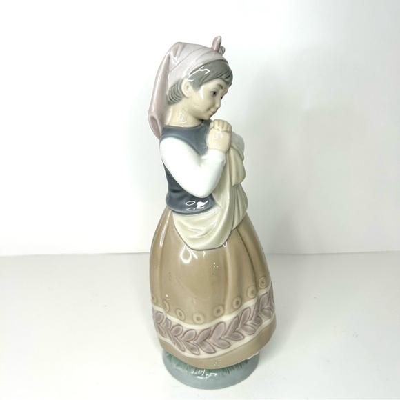Lladro BLUSHFUL GIRL (Planning the Day) RETIRED PORCELAIN FIGURINE - Picture 3 of 10